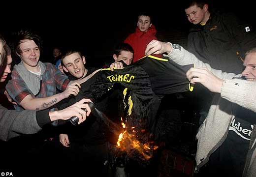 Crazed Liverpool fans burning the Torres No. 9 shirt (Image Credit: Mail Online)