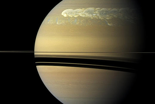Cassini keeps on snapping excellent pictures of Saturn