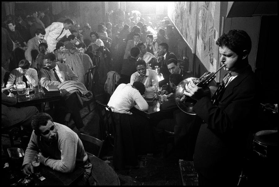 USA. New York City. 1957. David AMRAN entertains at the Five Spot Cafe. Contact email: New York : photography@magnumphotos.com Paris : magnum@magnumphotos.fr London : magnum@magnumphotos.co.uk Tokyo : tokyo@magnumphotos.co.jp Contact phones: New York : +1 212 929 6000 Paris: + 33 1 53 42 50 00 London: + 44 20 7490 1771 Tokyo: + 81 3 3219 0771 Image URL: http://www.magnumphotos.com/Archive/C.aspx?VP3=ViewBox_VPage&IID=2K7O3RBYQUM6&CT=Image&IT=ZoomImage01_VForm