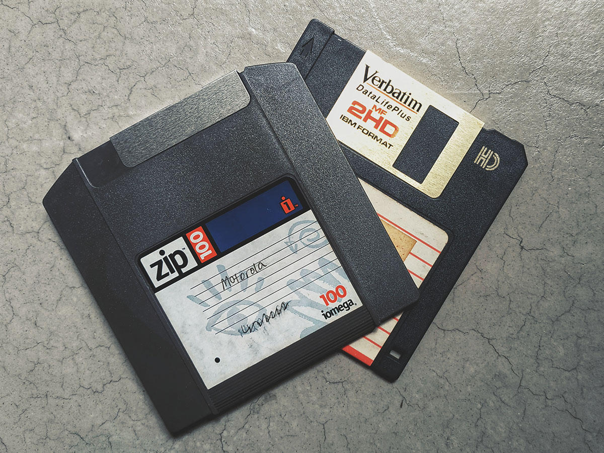 The iomega Zip100 and a Verbatim floppy from the 1990s