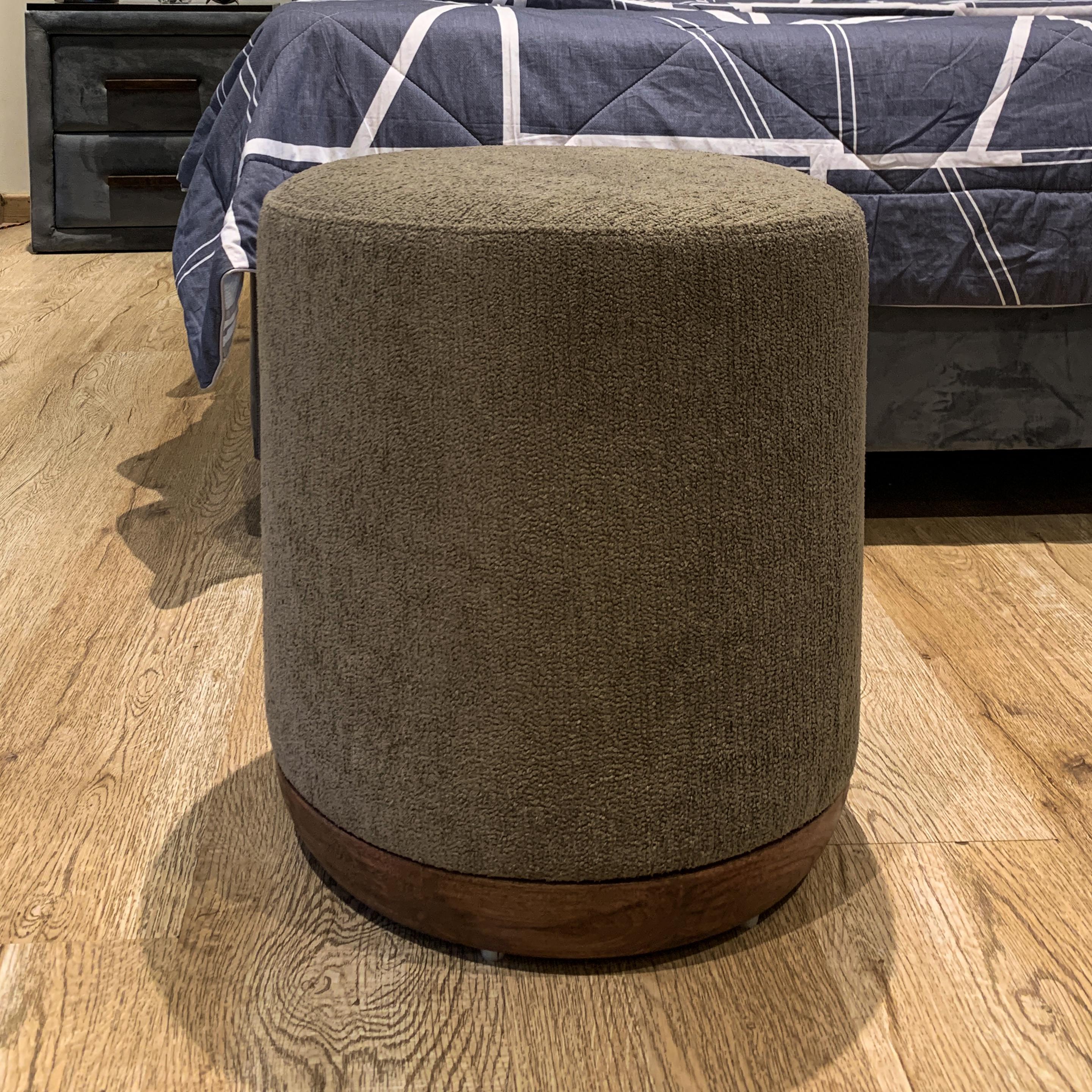 Soft round pouf in Eirene fabric