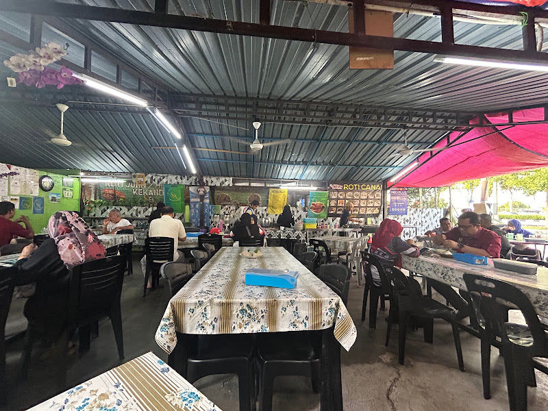 Roti Canai Kekanda (Sebelah Petronas) sabar menunggu