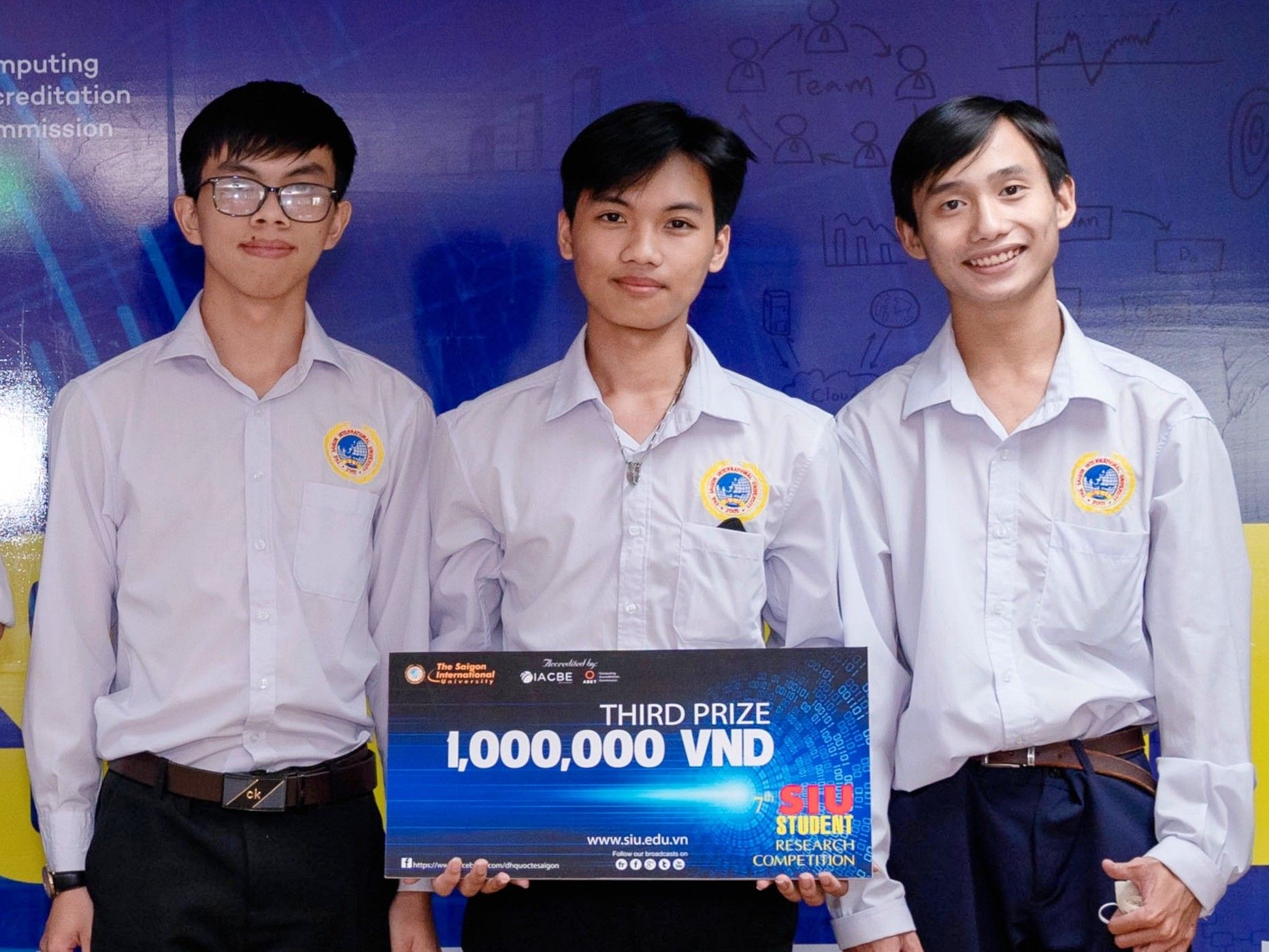 Nhận thưởng NCKH