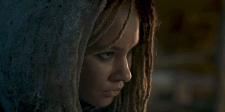 Aviendha looking at white cloaks before attacking them in The Wheel of Time season 2.