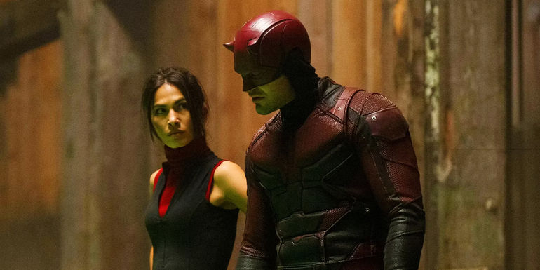 Daredevil and Elektra getting ready to fight in Daredevil season 2