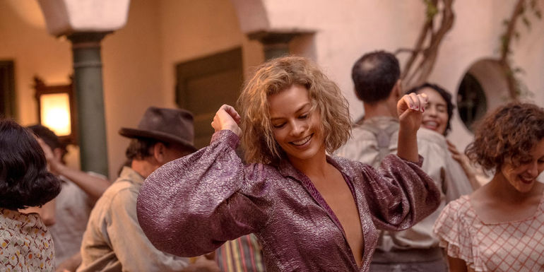 Nellie LaRoy (Margot Robbie) dancing in Babylon.