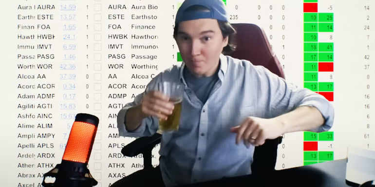 Paul Dano as Keith Gill in front of a green screen in Dumb Money