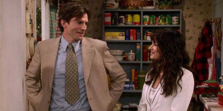 Kelso (Ashton Kutcher) and Jackie (Mila Kunis) smile at each other in That 90s Show