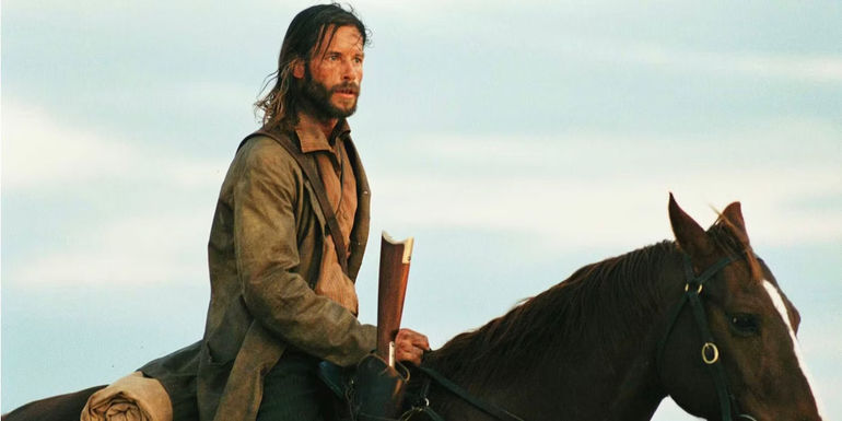 Guy Pearce's Charlie sits on a horse in The Proposition