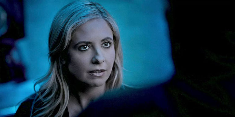 Sarah Michelle Gellar as Kristin Ramsey talking to someone facing away from the camera in Wolf Pack season 1