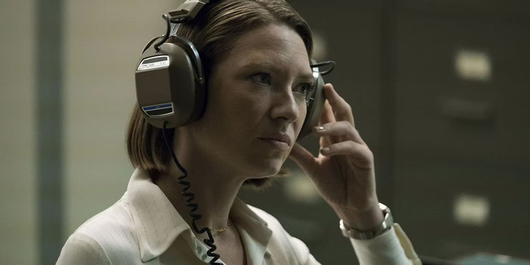 Anna Torv wearing headphones in Mindhunter