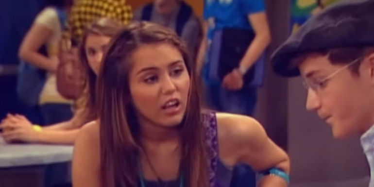 Miley Stewart (Miley Cyrus) talking to Aaron (Nate Hartley) in Hannah Montana.