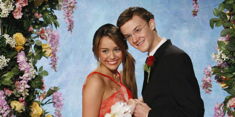 Miley Stewart (Miley Cyrus) talking to Aaron (Nate Hartley) posing for a prom photo in Hannah Montana.