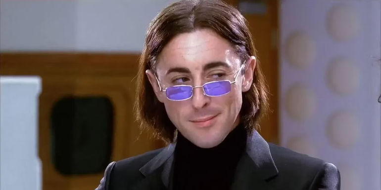 Alan Cumming in glasses in Josie and the Pussycats