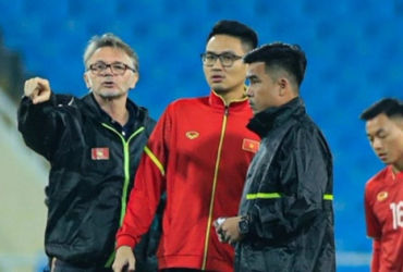 Khám phá vấn đề truyền đạt của HLV Troussier