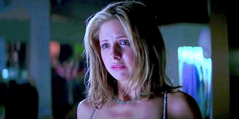 Sarah Michelle Gellar stalked by the killer in I Know What You Did Last Summer
