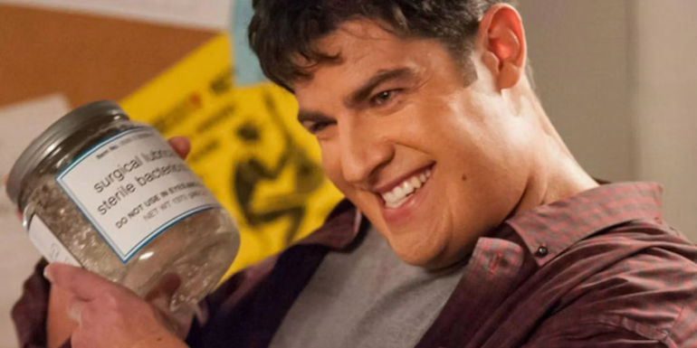 Schmidt when he was younger and overweight in New Girl. 