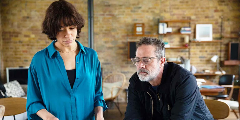 Jeffrey Dean Morgan as Jacob Kanon and Cush Jumbo as Dessie looking at evidence in The Postcard Killings