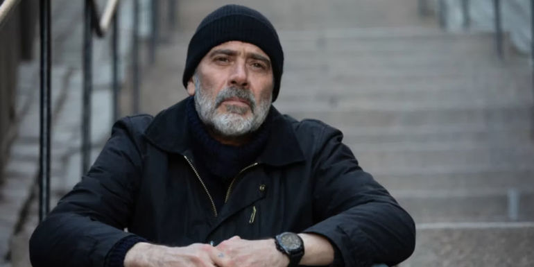 Detective Kanon (Jeffrey Dean Morgan) sitting on steps in The Postcard Killings