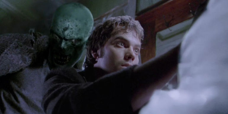The Boogeyman sneaks up behind Barry Watson in Boogeyman 2005