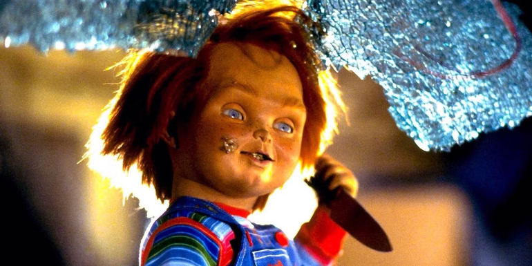 Chucky holds a knife and has a blemish on his face in Child's Play 1988