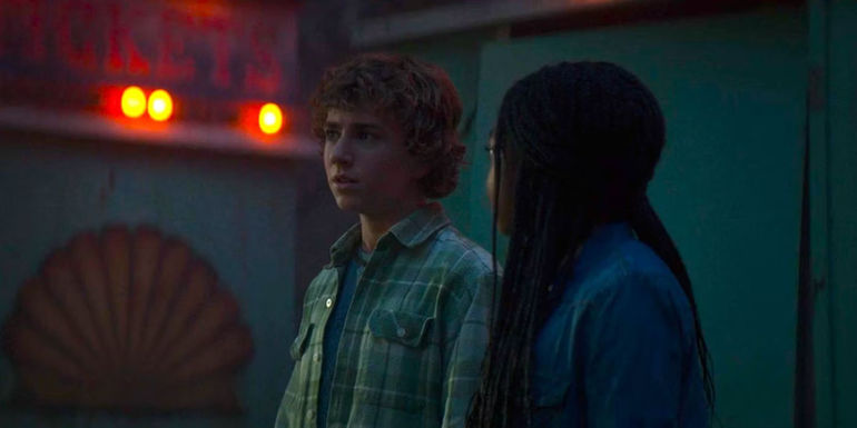 Percy and Annabeth near the Waterland ticket booth in Percy Jackson episode 5