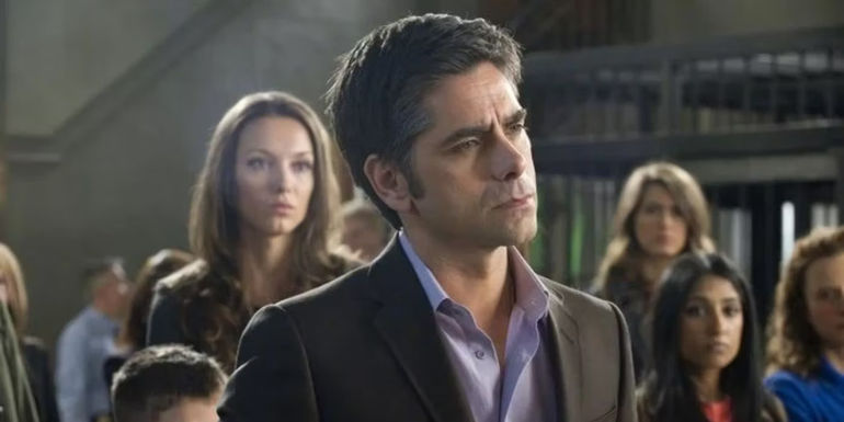 Ken Turner (John Stamos) standing in a courtroom in Law and Order SVU.