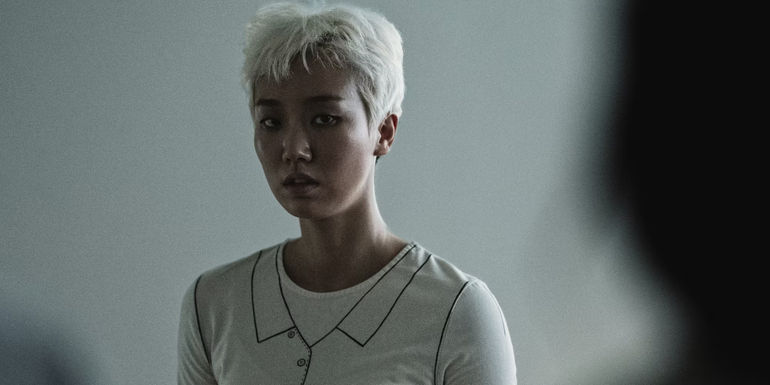 A character in white hair and white clothes in The 8 Show