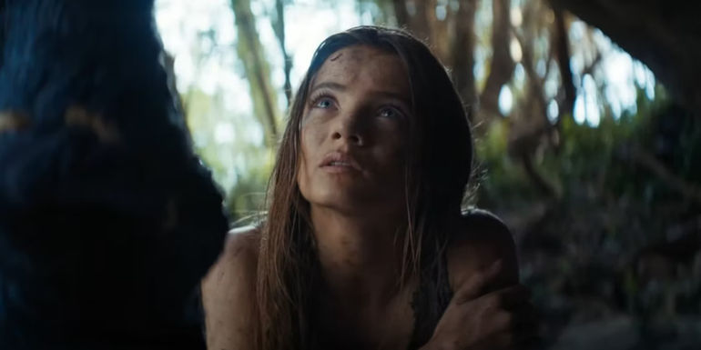 Fraya Allan's character looking up at Noa in Kingdom of the Planet of the Apes