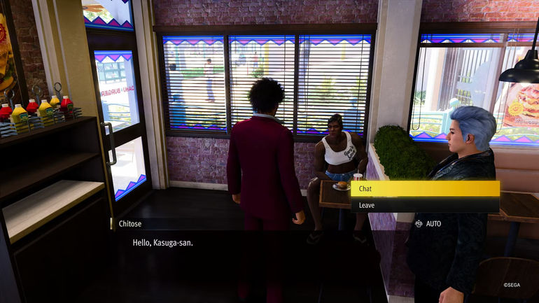 Kasuga speaking with Chitose Buster Holmes in Like a Dragon: Infinite Wealth