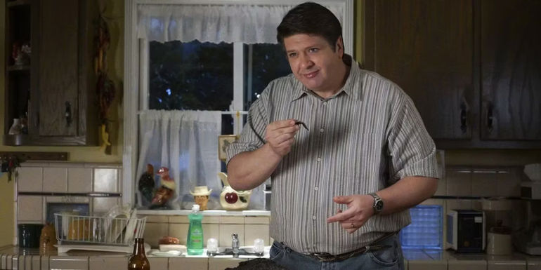 George Cooper eating in the kitchen in Young Sheldon