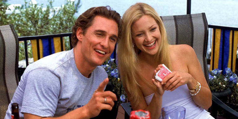 Andie (Kate Hudson) and Benjamin (Matthew McConaughey) sitting on the porch playing cards and drinking beer in How to Lose a Guy in 10 Days