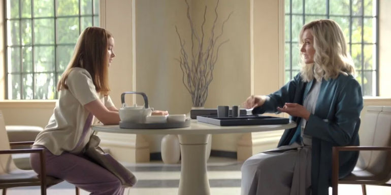 Dr. Halsey (Natascha McElhone) plays backgammon with Julia in Halo season 2