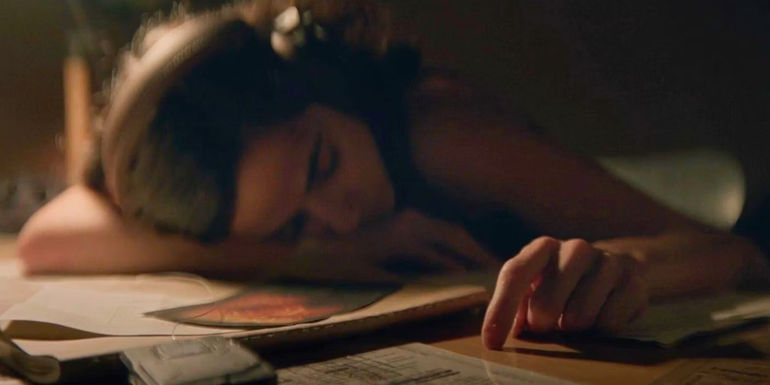 Cristina Rodlo as Talia Perez listens to a Covenant message in Halo season 2