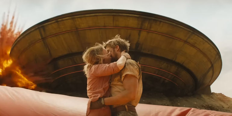 Ryan Gosling and Emily Blunt kissing during an exposion in The Fall Guy