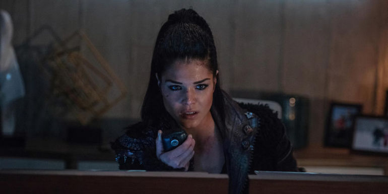 Octavia Blake on a walkie-talkie in The 100 season 4