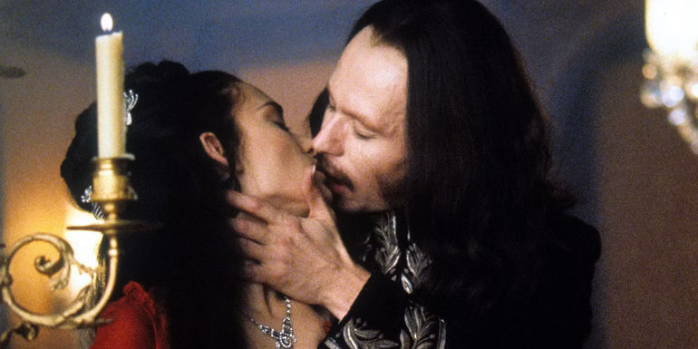 Mina and Dracula kissing in Bram Stoker's Dracula
