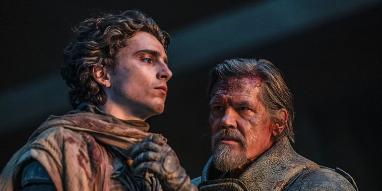 paul atreides standing with gurney halleck in dune 2