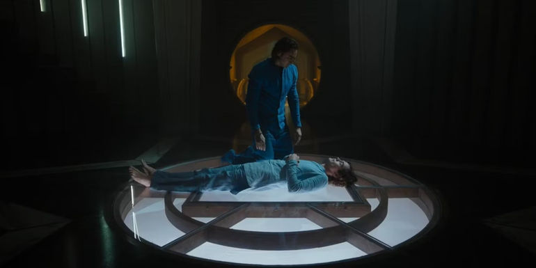 Lee Pace as Cleon XIII kneeling over the dead body of Cassian Bilton's Cleon XIV in Foundation - A change in leadership may be inevitable for Empire - The Genetic Dynasty May Have No Choice But To End In Foundation Season 3