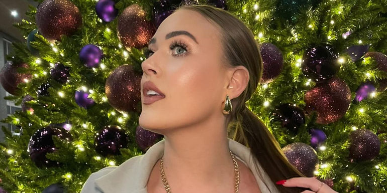 Love Is Blind season 6 chelsea blackwell instagram post in front of xmas tree - No Holiday Spirit In The Comment Section - Merry Crisis