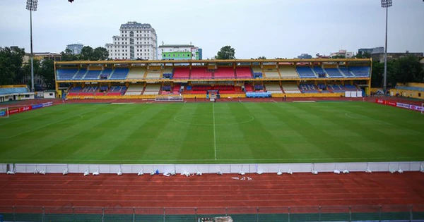 Cuộc Chiến Sân Bóng: Quyết Định Khó Khăn tại Sân Hàng Đẫy