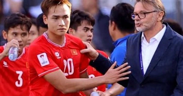 Bí ẩn về tâm lý HLV: Tại sao họ khó nhận lỗi và đẩy trách nhiệm cho cầu thủ?