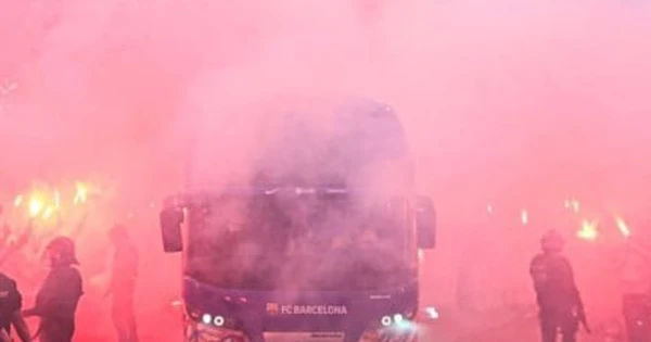 Cuộc phiêu lưu kỳ thú của Barcelona: Tấn công xe buýt chưa đúng