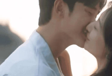 Bí mật đằng sau loạt cảnh hôn bị cắt của Kim Soo Hyun - Kim Ji Won trong Queen of Tears