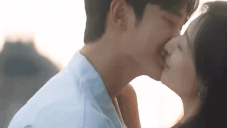 Bí mật đằng sau loạt cảnh hôn bị cắt của Kim Soo Hyun - Kim Ji Won trong Queen of Tears