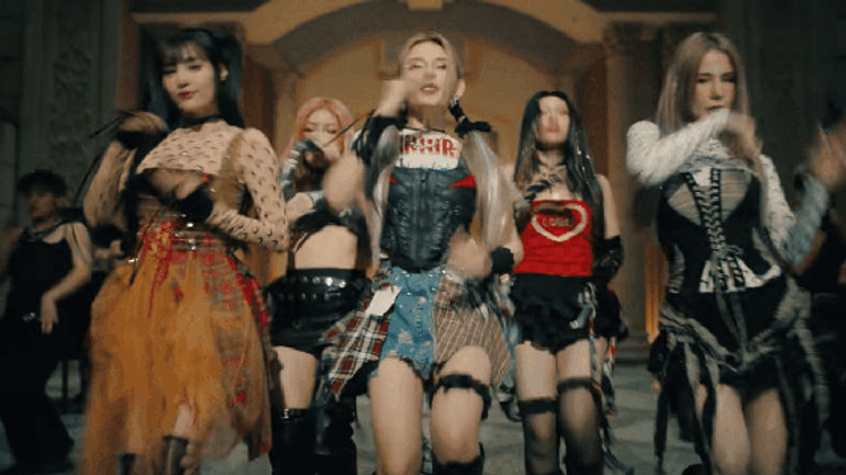 Sáng Tạo và Độc Đáo: Chinh Phục Top Trending YouTube trong 17 Giờ của Nhóm Nhạc LUNAS