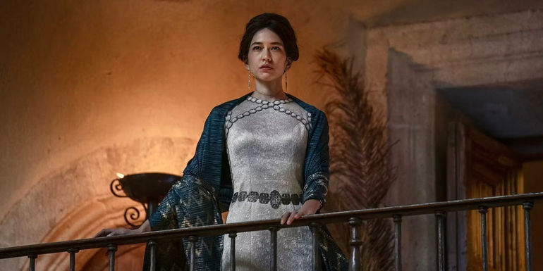 Mysaria standing beside a banister in House of the Dragon.