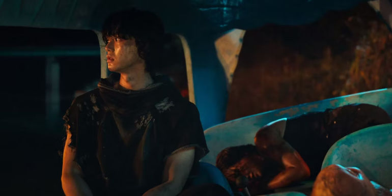 Hyun-su in front of Yi-kyung in Sweet Home season 2, episode 7