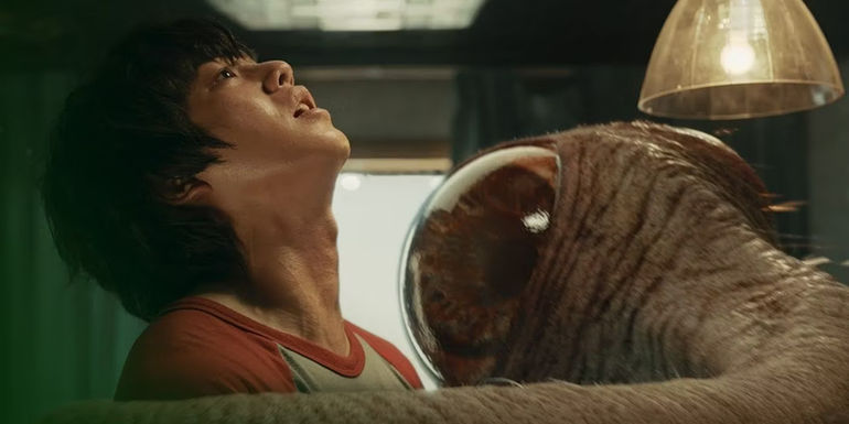 Song Kang as Cha Hyun-soo being attacked by the Eyeball Monster in Sweet Home