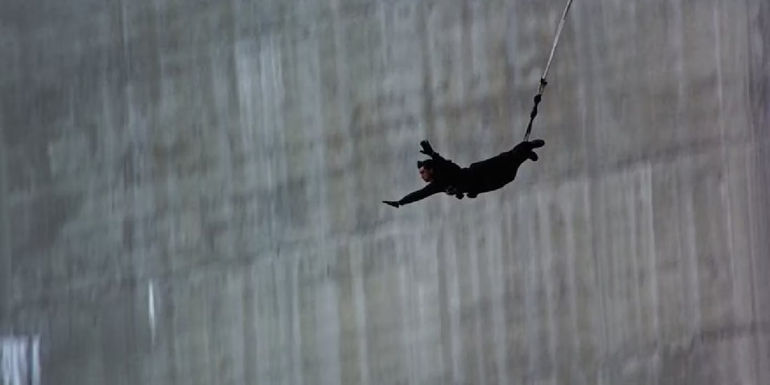 Pierce Brosnan's James Bond jumps off the Contra Dam in GoldenEye